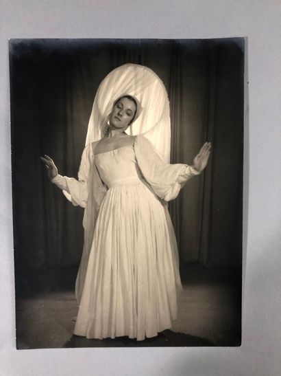 null Robert DOISNEAU (1912-1994, att. to)

Series on a woman, a dancer. 

Important...