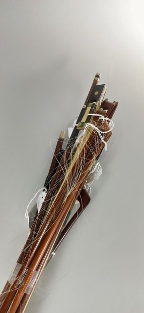 null Lot of violin and cello bows, some in Pernambuco