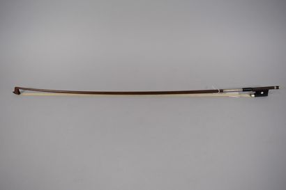 null 
Violin bow of the MORIZOT school made around 1950.
Round stick in pernambuco...