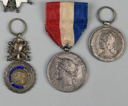 null Comperning lot: 

- Medal for the navy for acts of courage and devotion 27 December...