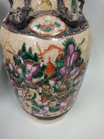 null CHINE, Nankin - XIXe siècle

Paire de vases en porcelaine craquelée à décor...