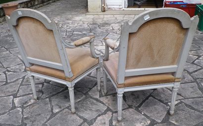 null 
Paire de fauteuils de style Louis XV rechampi blanc, dossiers à la Reine, garnis...