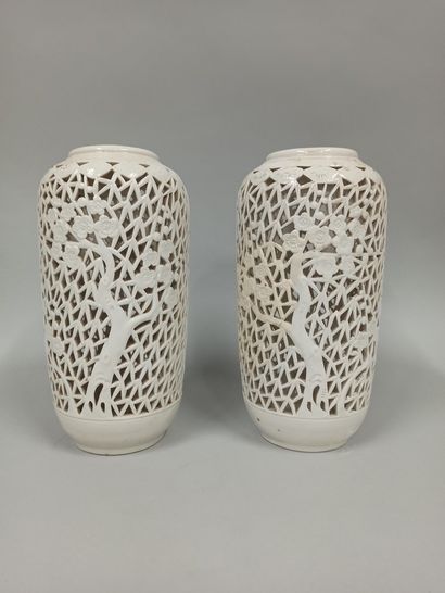 null CHINA, 19th - 20th century

Pair of white porcelain vases

H.: 26 cm

Small...