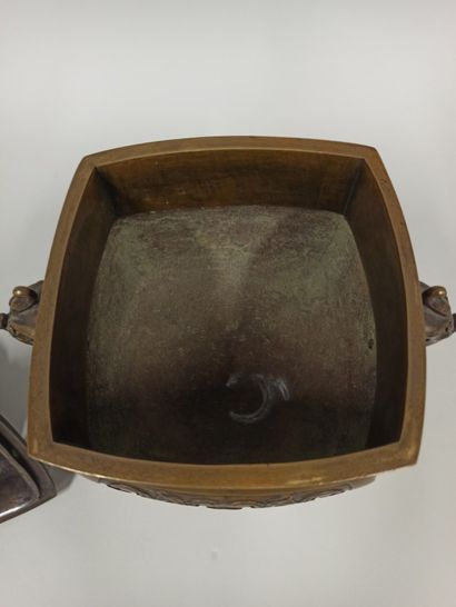 null CHINE - XXe siècle

Brûle-parfum quadripode en bronze à patine brune à décor...