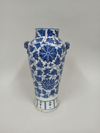 null CHINE - Début XXe siècle

Vase balustre en porcelaine bleu blanc à décor de...