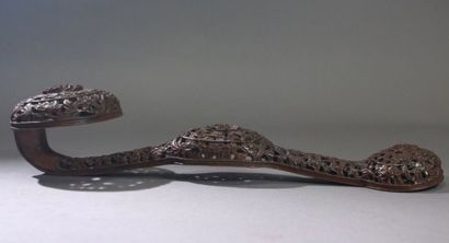 null CHINA - Modern

A large bronze ruyi sceptre with peonies in their foliage. 

L.:...