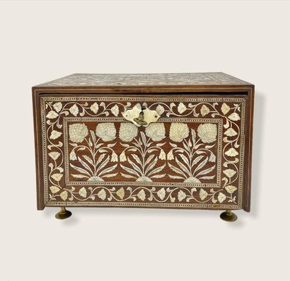 null Small indo-portuguese box

Exotic wood inlaid with ivory

India, partly 17th...