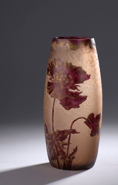 null MONTJOYE (attribué à)

Vase ovoïde en verre ambré rosé à décor d’oeillet gravé...