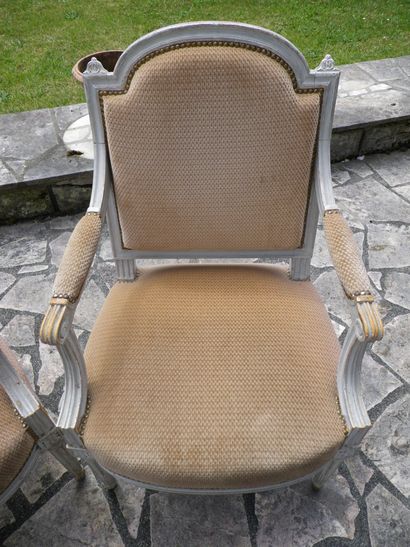 null 
Paire de fauteuils de style Louis XV rechampi blanc, dossiers à la Reine, garnis...