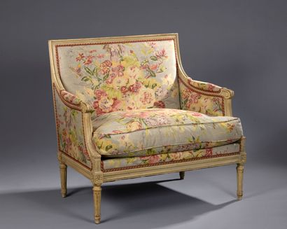 null Marquise in moulded, carved and cream lacquered wood. The armrests with full...
