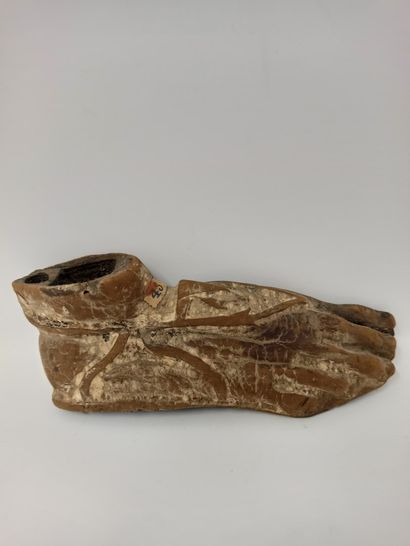 null Right foot of a statue ? 

Deformed wood.

Probably Egypt. 

Roman period.

Bears...