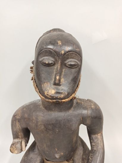 null Important male statuette (Republic of Côte d'Ivoire) 

Sitting on a stool 

Blackened...