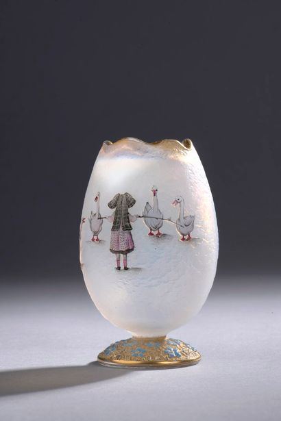 null DAUM - NANCY 

Small ovoid vase with a poly-lobed neck on a pedestal. 

Proof...