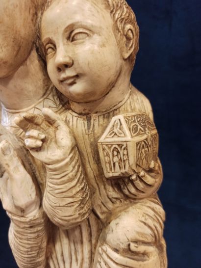 null Grande vierge à l’enfant en ivoire sculptée dans le goût des vierges médiévales,...