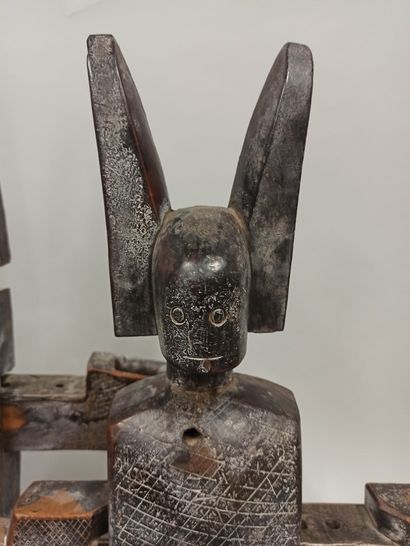 null 1 lot de 5 serrures Bamana (Mali) dont une ancienne 

Sculptées d’une tête anthropomorphe...