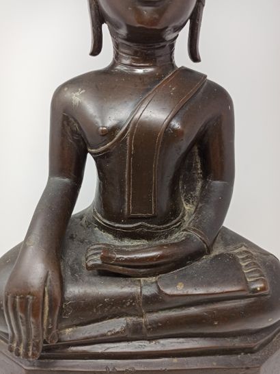 null LAOS - Early 20th century

Statuette of a Buddha in bronze with a brown patina,...