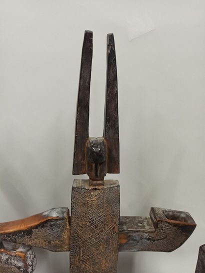 null 1 lot de 5 serrures Bamana (Mali) dont une ancienne 

Sculptées d’une tête anthropomorphe...