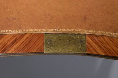 null SORMANI (Attributed to)

A small veneered desk on cambered legs opening with...