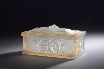 null ETLING 

Box with quadrangular body in pressed opalescent glass with squirrels...