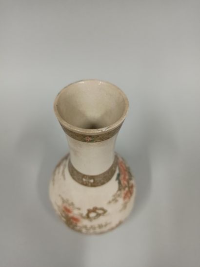 null JAPON, Fours de Satsuma - Epoque MEIJI (1868 - 1912)

Vase bouteille en faïence...