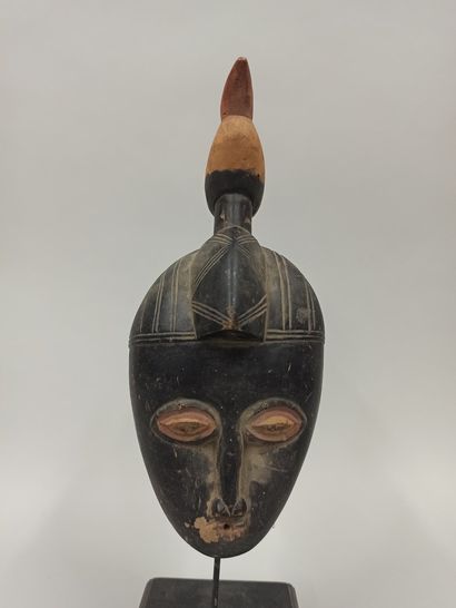 null Small Baule mask decorated with a bird 

Height: 26 cm