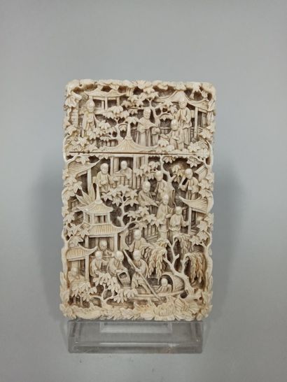 null CHINA, 19th century

Ivory card holder

Carved decoration in light relief of...