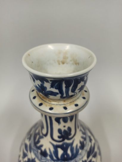 null CHINA - Modern

Blue and white porcelain vase with a low body, the neck hemmed...