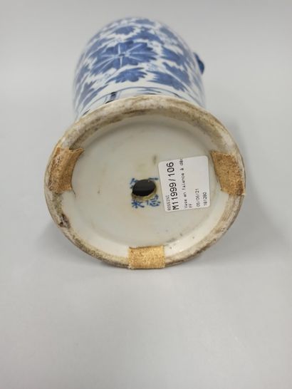 null CHINE - Début XXe siècle

Vase balustre en porcelaine bleu blanc à décor de...