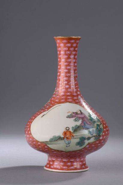 null CHINE - Début XXe siècle

Vase à panse basse et à long col en porcelaine émaillée...