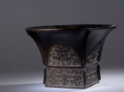 null CHINE - XIXe siècle

Vasque en bronze à patine brune à décor de masques de taotie....