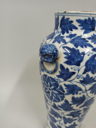 null CHINE - Début XXe siècle

Vase balustre en porcelaine bleu blanc à décor de...