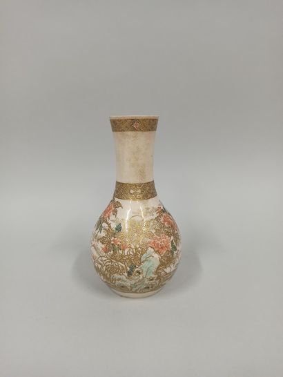 null JAPAN, Satsuma kilns - MEIJI period (1868 - 1912)

Satsuma earthenware bottle...