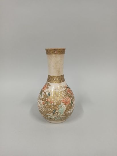 null JAPON, Fours de Satsuma - Epoque MEIJI (1868 - 1912)

Vase bouteille en faïence...