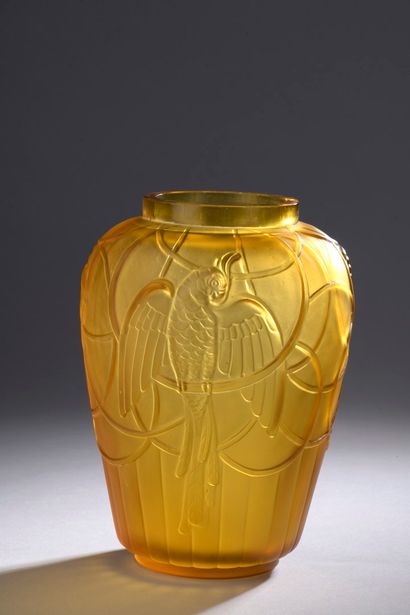 null Marius SABINO (1878-1961)

Vase aux perruches. 

Épreuve en verre ambré moulé...