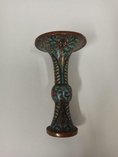 null CHINE - XIXe siècle

Petit vase «gu» en bronze et émaux cloisonnés polychromes...