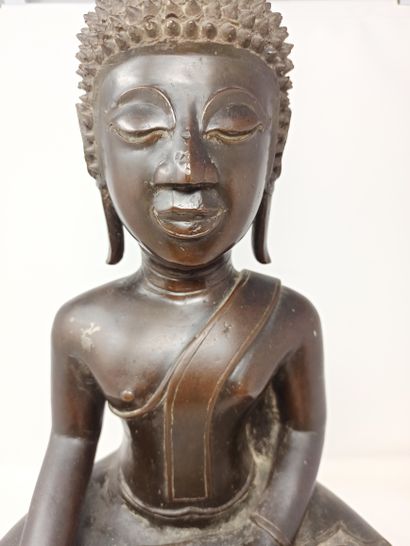null LAOS - Début XX siècle

Statuette de bouddha en bronze à patine brune assis...