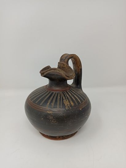 null Oenochoe with three-lobed beak, shoulder engraved with parallel lines

Ochre...