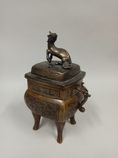 null CHINE - XXe siècle

Brûle-parfum quadripode en bronze à patine brune à décor...
