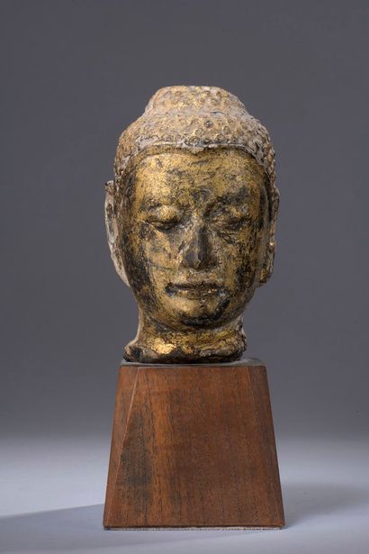 null THAILAND - 15th / 16th century

Buddha's head in sandstone, partly lacquered...