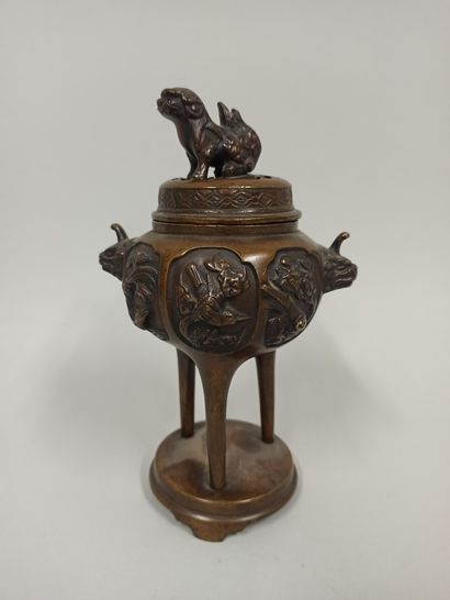 null JAPAN, 19th century

Bronze perfume burner

Decorated with animals and fishes...