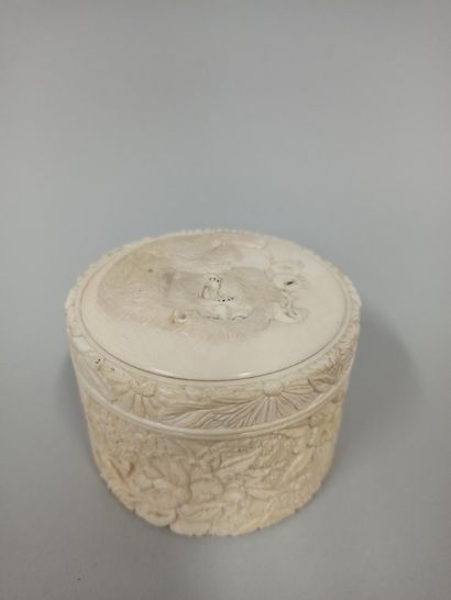null JAPAN - MEIJI period (1868 - 1912)

A round carved ivory box with a monkey holding...