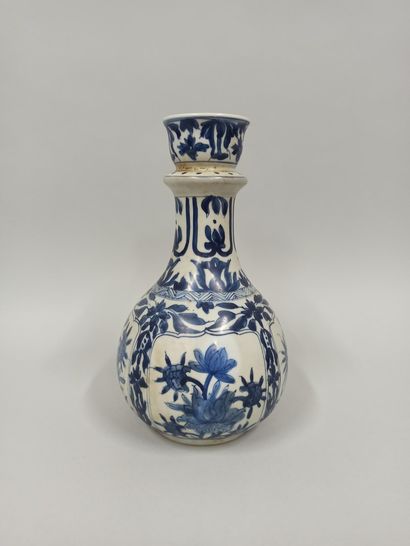 null CHINA - Modern

Blue and white porcelain vase with a low body, the neck hemmed...