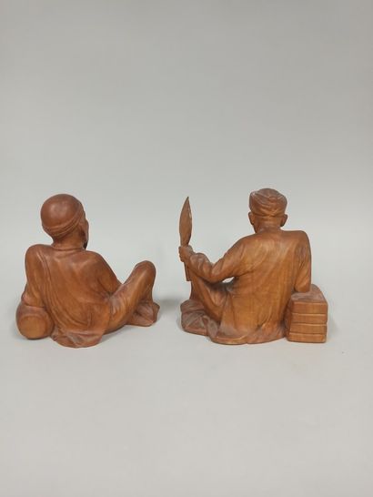 null VIETNAM - XXe siècle

Deux statuettes de lettrés assis, l’un tenant une pêche...