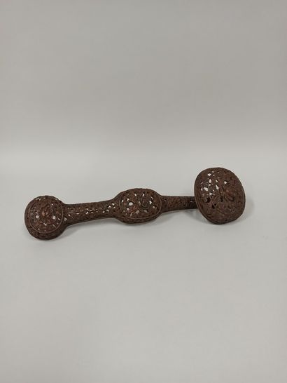 null CHINE - Moderne

Large sceptre ruyi en bronze ajouré de pivoines dans leur feuillage....