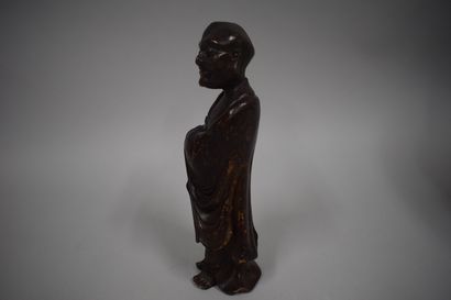 null CHINE - Début XXe siècle

Statuette de Luohan debout en bois sculpté, les manches...