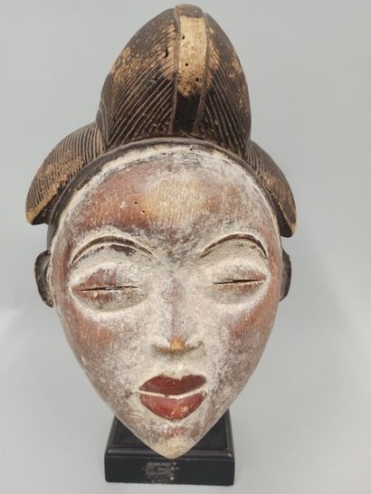 null Punu mask (Gabon) 

Heart-shaped face 

Enhanced with kaolin and red pigments...