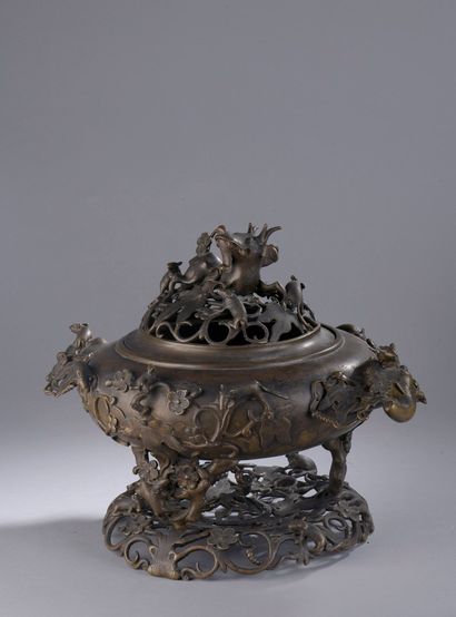 null JAPON - Vers 1900

Brûle-parfum couvert en bronze à décor de rats dans les raisins,...
