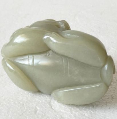 null CHINE - XXe siècle

Groupe en néphrite céladon, qilin couchée. 

L.: 8 cm