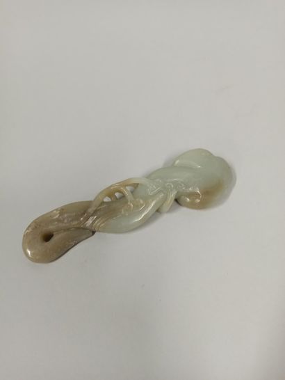 null CHINA - Modern

Small celadon nephrite ruyi sceptre in the shape of a lingzhi...