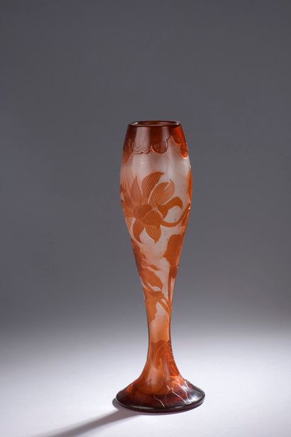 null Émile GALLE (1864-1904)

Vase balustre sur piédouche. 

Épreuve en verre doublé...